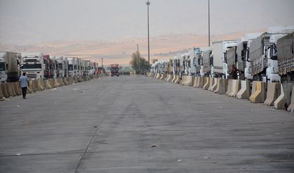 Kavurucu sıcaklar Habur Sınır Kapısı'ndan Irak'a yük taşıyan tır şoförlerini de olumsuz etkiliyor