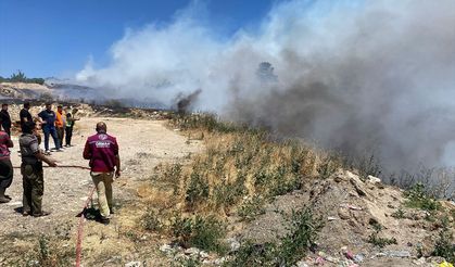 Mersin'de çöplükte başlayıp ormanlık alana sıçrayan yangına müdahale ediliyor