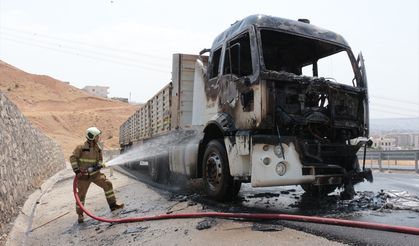 Şırnak'ta seyir halindeki tır yandı