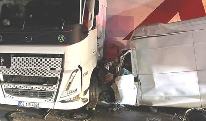 TAG Otoyolu'nda tırla minibüsün çarpışması sonucu 1 kişi öldü, 1 kişi yaralandı