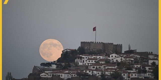 Ankara Kalesi'nde Eşsiz Dolunay Manzarası