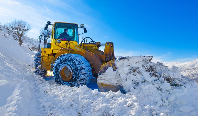 Kozluk ve Sason'da Kar Yağışı Yolları Kapattı