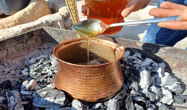 Hasankeyf'te Ziyaretçilere Süt ve Bal ile Yapılan "Hilve" Kahvesi İkram Ediliyor
