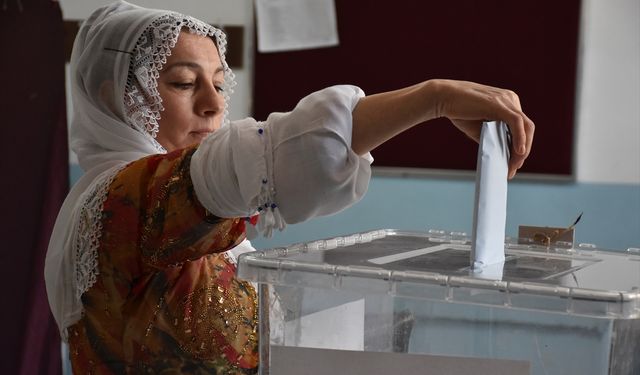 Mardin ve Şırnak'ta vatandaşlar yöresel kıyafetlerle oy kullandı