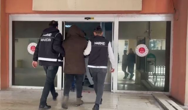 Mardin'de otomobilin sis farına gizlenmiş 480 uyuşturucu hap bulundu