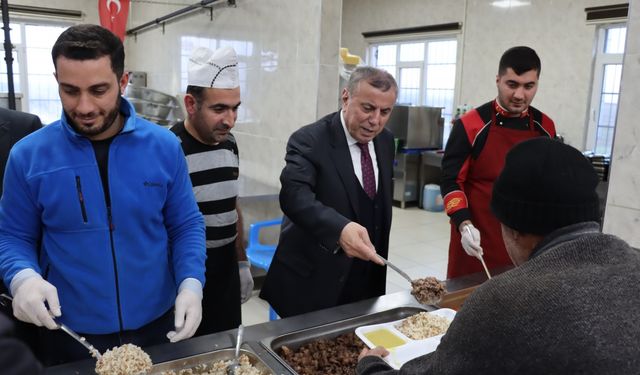 Midyat Belediye Başkanı Şahin, belediye çalışanları ile iftar yaptı
