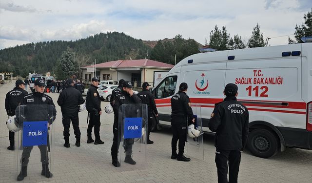 Siirt'te muhtarlık seçimi nedeniyle çıkan silahlı kavgada, 1'i polis 8 kişi yaralandı