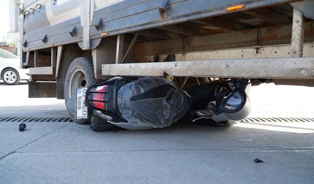 Adıyaman'da kamyonetle çarpışan motosikletin sürücüsü ağır yaralandı