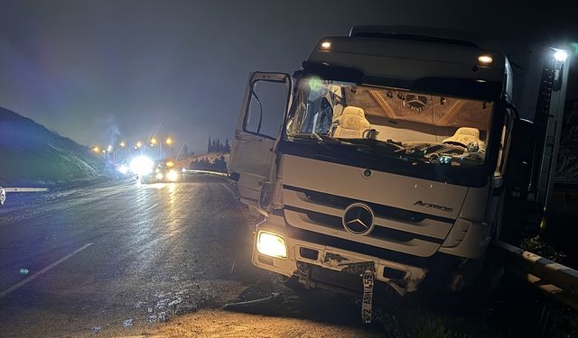 Gaziantep'te tır kazaya müdahale eden ekibin aracına çarptı, 3'ü trafik polisi 4 kişi yaralandı