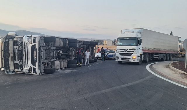 Mardin'de devrilen tırın sürücüsü yaralandı