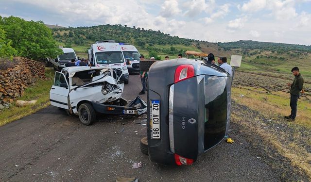Şanlıurfa'da iki otomobilin çarpıştığı kazada sürücüler yaralandı