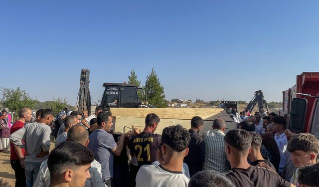 Diyarbakır ve Mardin arasında çıkan anız yangınında ölen 2 kuzenin cenazesi defnedildi