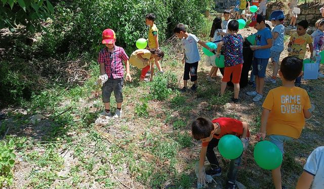 Mardin'de çocuklar çevre temizliği yaptı