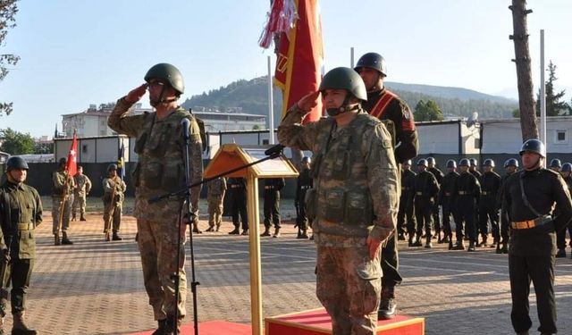 106. Topçu Alayında sancak devir teslimi töreni