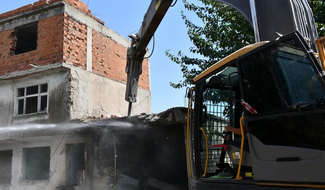 Besni'de kentsel dönüşüm projesinde ilk yıkım gerçekleşti