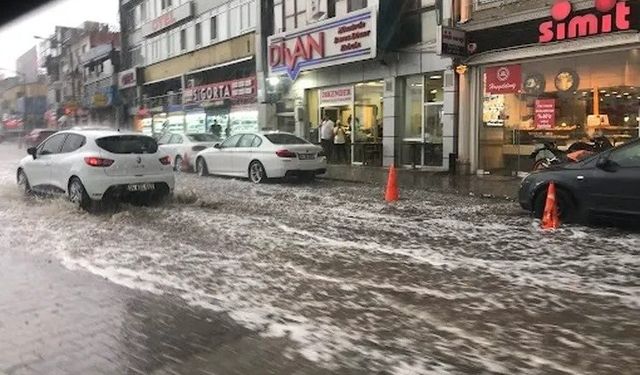 Bursa'da cadde ve sokaklar göle döndü