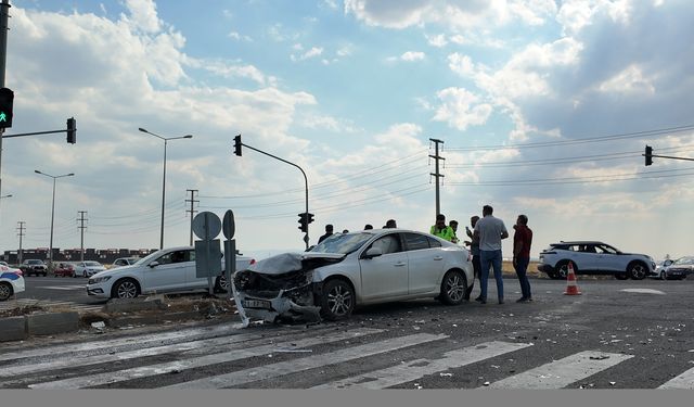 Diyarbakır'da 2 otomobil çarpıştı, 4 kişi yaralandı