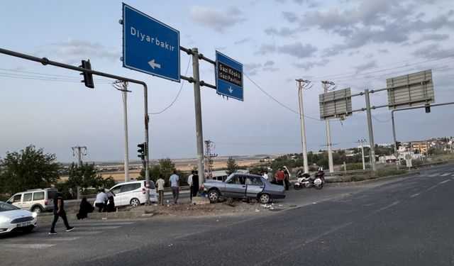 Diyarbakır'da otomobil ile hafif ticari araç çarpıştı, 5 kişi yaralandı