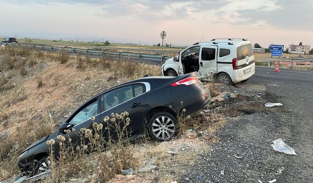 Diyarbakır'da otomobil ile hafif ticari aracın çarpışması sonucu 4 kişi yaralandı