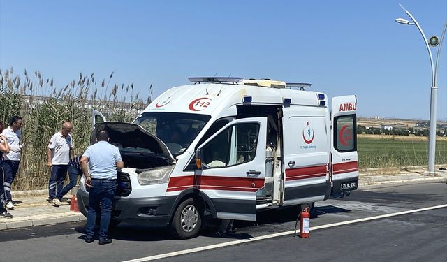 Diyarbakır'da seyir halindeki ambulansta çıkan yangın söndürüldü