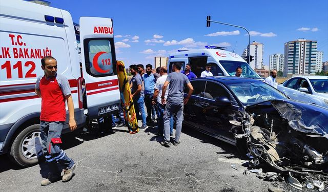 Diyarbakır'da tır ile çarpışan otomobildeki 2 kişi yaralandı