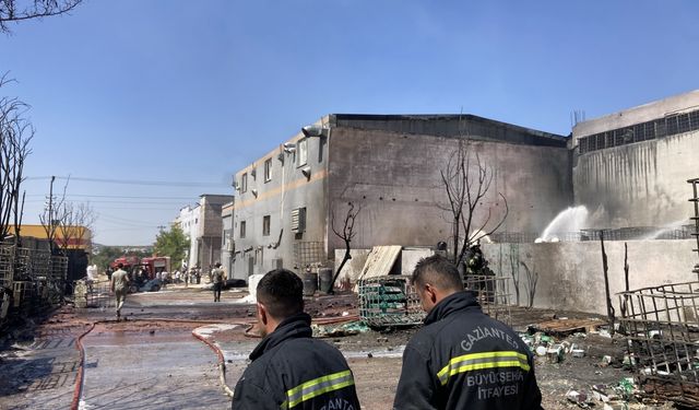 Gaziantep'te boya fabrikasında çıkan yangın söndürüldü