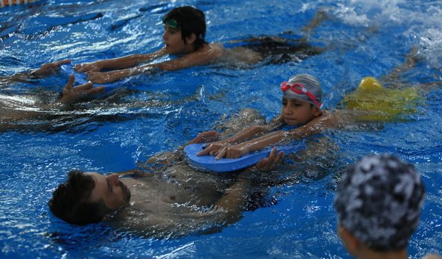 Güneydoğu'da boğulma vakalarına karşı binlerce çocuk yüzme öğreniyor