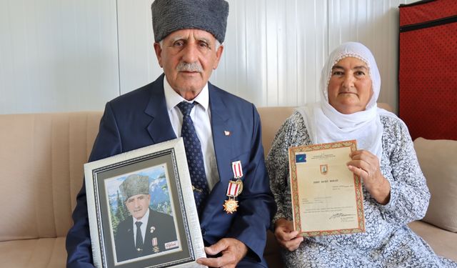 KIBRIS BARIŞ HAREKATI'NIN 50. YILI - Kıbrıs'a ilk inen paraşütçülerden gazi Yavaş, harekata katılmanın gururunu yaşıyor: