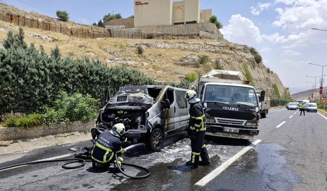 Mardin'de seyir halindeyken alev alan hafif ticari araçta hasar oluştu