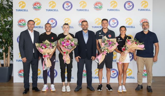 Olimpiyatlarda yarışacak sporcular Turkcell Plaza'da  moral depoladı