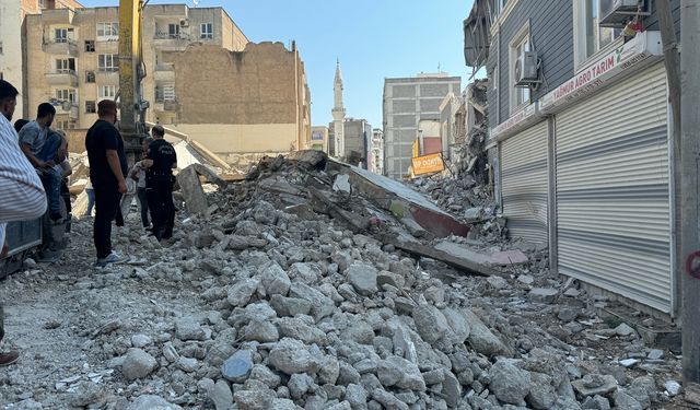 Şanlıurfa'da ağır hasarlı binanın yıkımı sırasında başka bir bina zarar gördü