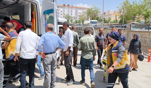 Siirt'te traktörün devrilmesi sonucu 2'si ağır, 7 kişi yaralandı