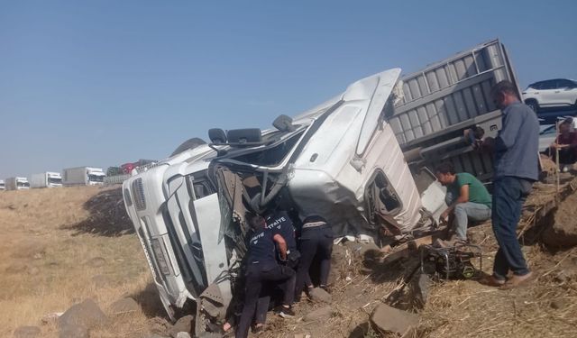 Şırnak'ta şarampole devrilen tırın sürücüsü yaralandı