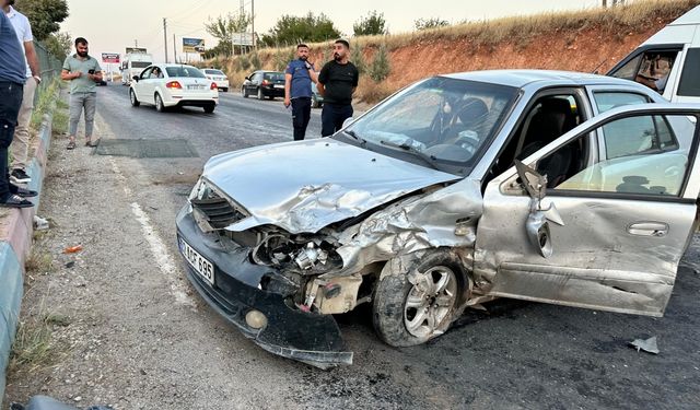 Adıyaman'da iki otomobilin çarpıştığı kazada 2 kişi yaralandı