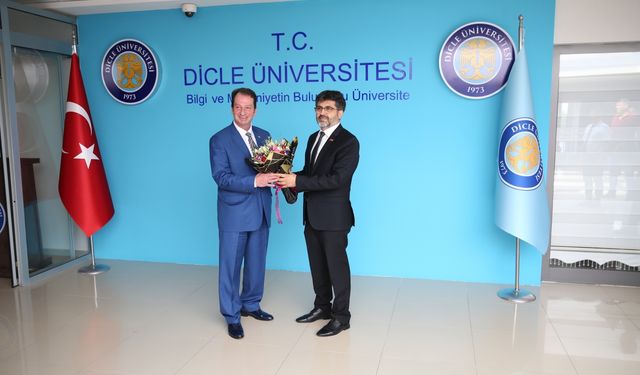 Dicle Üniversitesi Rektörü Prof. Dr. Kamuran Eronat göreve başladı