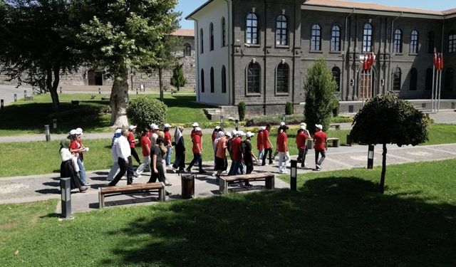 Diyarbakır Vakıflar Bölge Müdürlüğü öğrenciler için gezi düzenledi