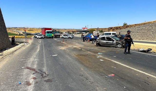 Diyarbakır'da 2 tır ile otomobilin karıştığı kazada 3'ü ağır 5 kişi yaralandı