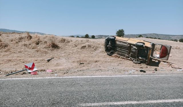 Diyarbakır'da devrilen hafif ticari araçtaki 1 kişi öldü, 9 kişi yaralandı