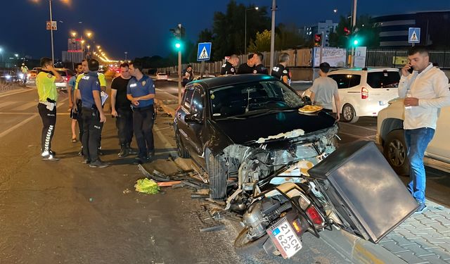 Diyarbakır'da otomobil, motosiklet ve yayalara çarptı, 5 kişi yaralandı