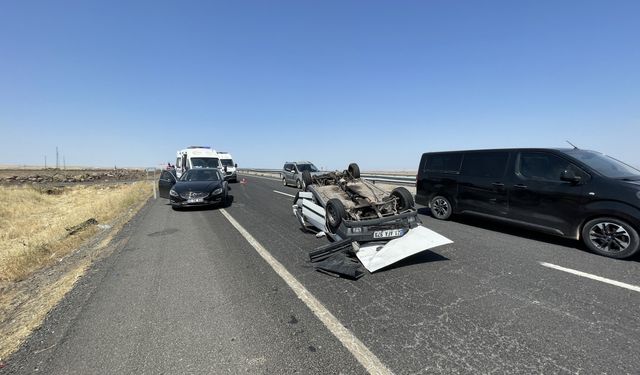 Diyarbakır'da refüje çarparak devrilen otomobildeki 3 kişi yaralandı