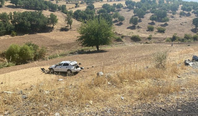 Diyarbakır'da şarampole devrilen otomobildeki 1 kişi öldü, 3 kişi yaralandı