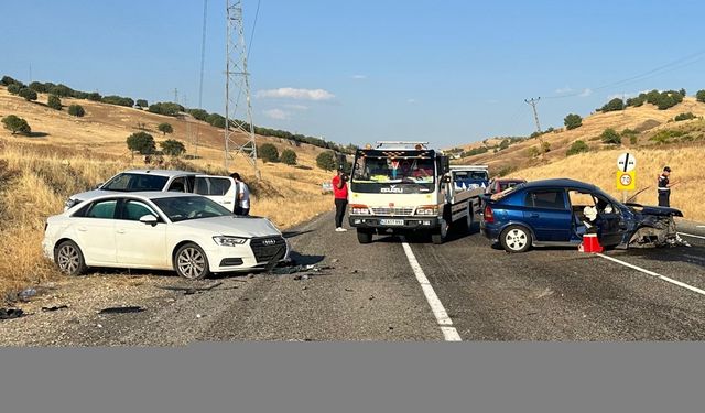 Diyarbakır'da üç aracın karıştığı trafik kazasında 4 kişi yaralandı