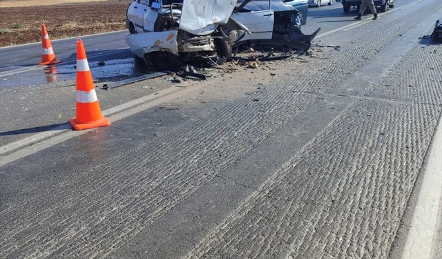 Gaziantep'te 2 otomobil çarpıştı, 3 kişi yaralandı