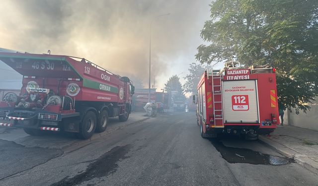 Gaziantep'te elyaf fabrikasında çıkan yangın söndürüldü