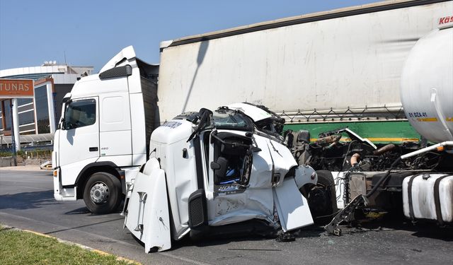 Gaziantep'te maddi hasarlı kaza ulaşımı aksattı