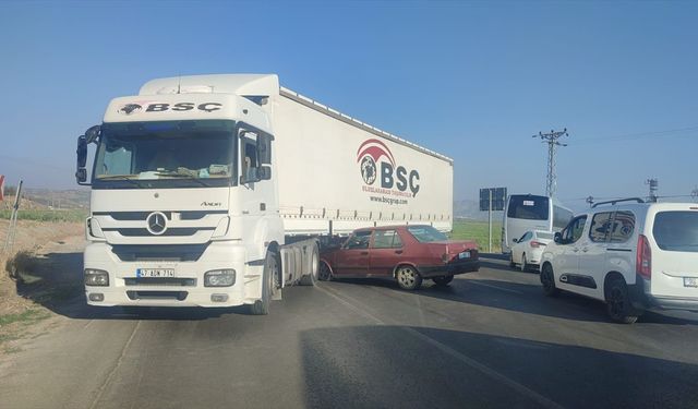 Gaziantep'te tırla otomobil çarpıştı 4 kişi yaralandı