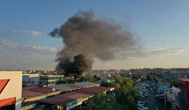 GÜNCELLEME - Diyarbakır'da 2. Sanayi Sitesi'nde çıkan yangına müdahale ediliyor