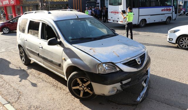 Kilis'te hafif ticari araçla çarpışan motosikletteki 2 kişi yaralandı