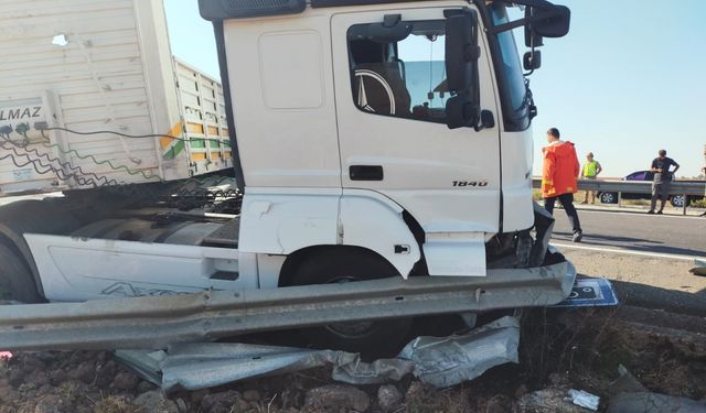 Mardin'de bariyerlere çarpan tırın sürücüsü yaralandı