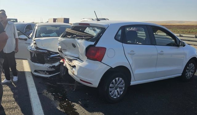 Mardin'de iki otomobilin çarpışması sonucu 3 kişi yaralandı